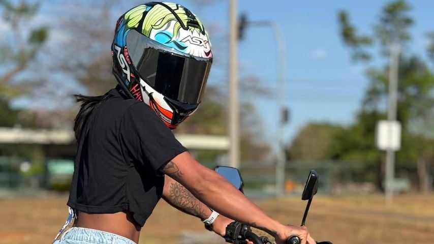 Karla Thaynnara auf ihrem Motorrad