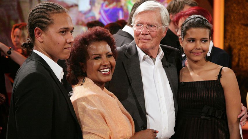 Karlheinz Böhm mit seiner Frau Almaz und zwei seiner Kinder bei einer TV-Show in München 2008