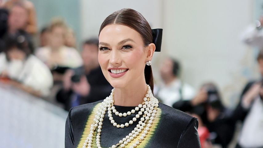 Karlie Kloss zeigt ihre Babykugel im figurbetonten Kleid