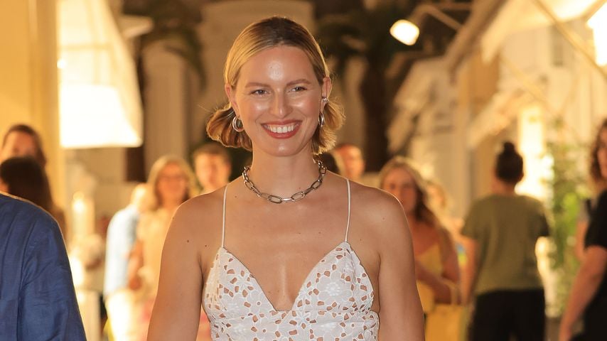 So schön strahlt Karolina Kurkova in ihrem Capri-Urlaub!