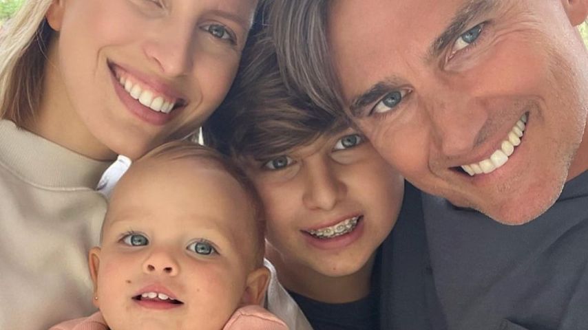 Karolína Kurková mit ihren Kindern und ihrem Mann, April 2023