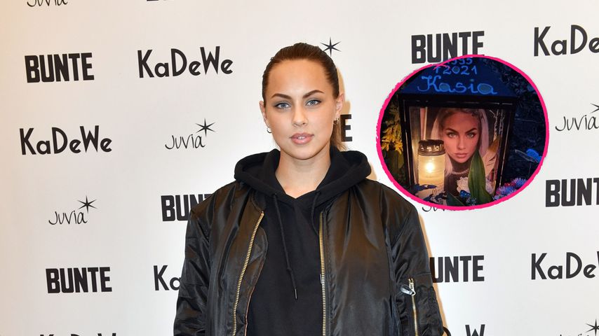 Mutter Adrianna zeigt ein Bild von Kasia Lenhardts Grab