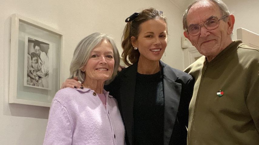 Kate Beckinsale mit ihrer Mutter und ihrem Stiefvater