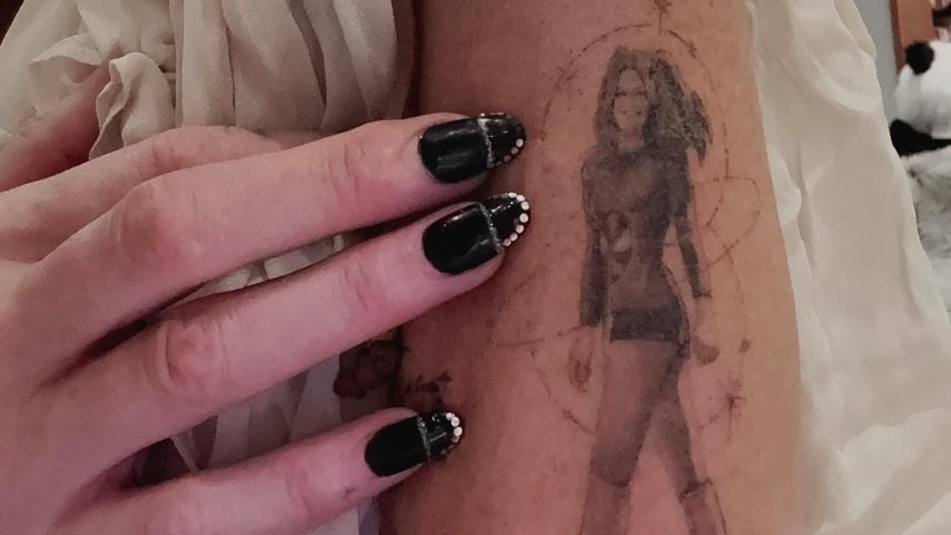 Kate Beckinsales Tattoo ihrer Mutter
