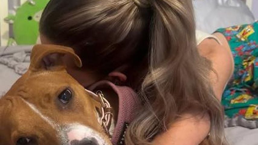 Kate Cassidy und ihr Hund im Dezember 2024