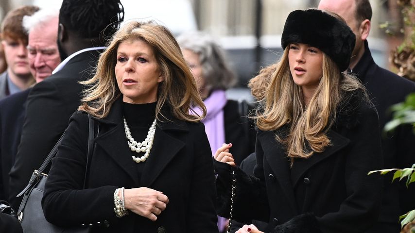 Kate Garraway mit ihrer Tochter bei der Beerdigung ihres Mannes