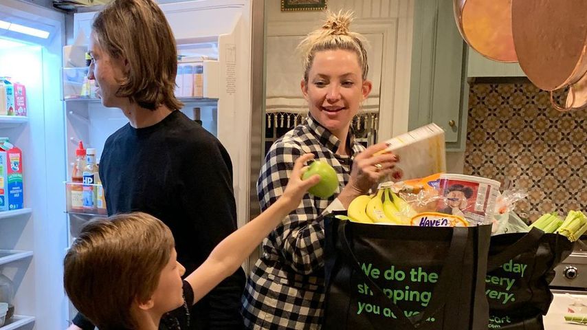 Kate Hudson mit ihren Söhnen Bingham (v.l.) und Ryder im Dezember 2020