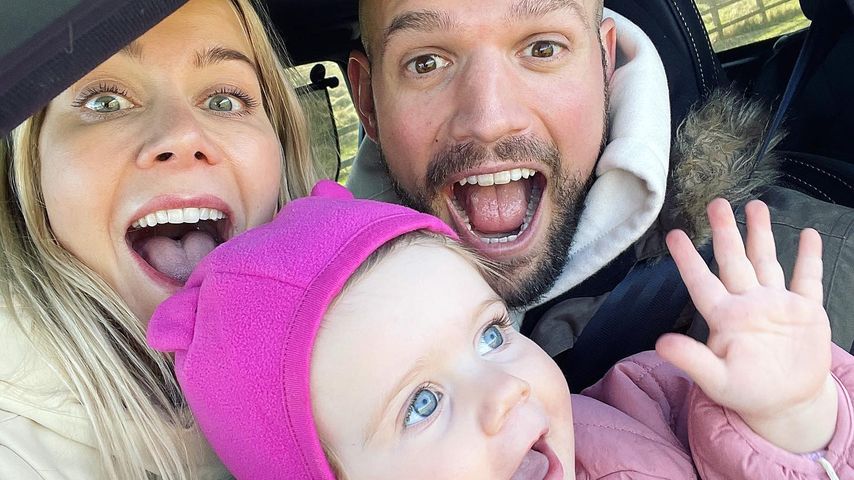 Kate Lawler mit ihrem Baby und ihrem Partner, März 2022