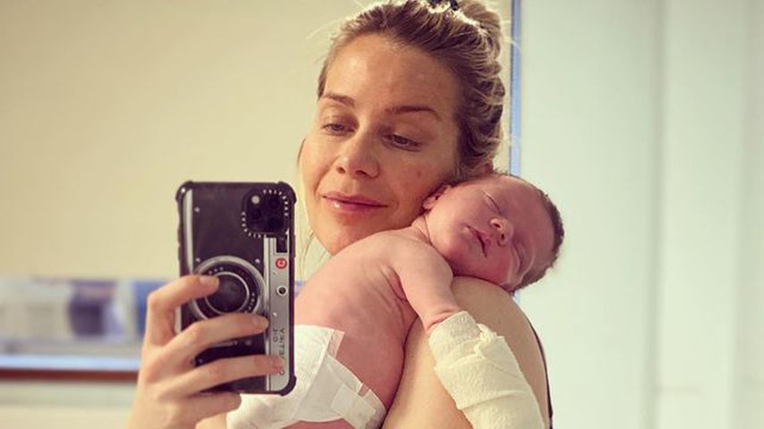 Kate Lawler mit ihrer Tochter auf dem Arm