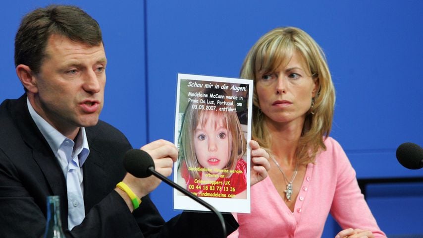 Gerry und Kate McCann bei einer Pressekonferenz in Berlin mit einem Suchplakat für ihre vermisste Tochter Madeleine