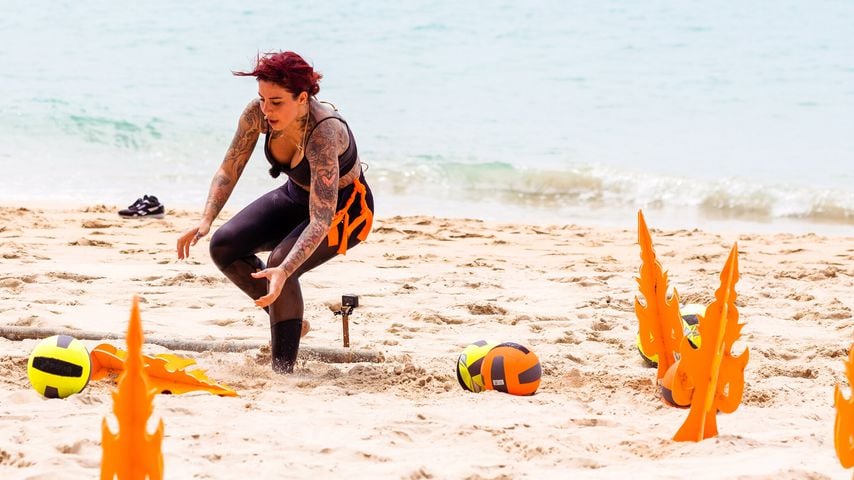 Kate Merlan bei einer "Promis unter Palmen"-Challenge