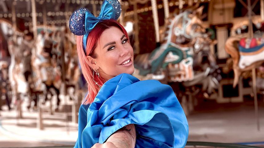 Kate Merlan im Disneyland Paris