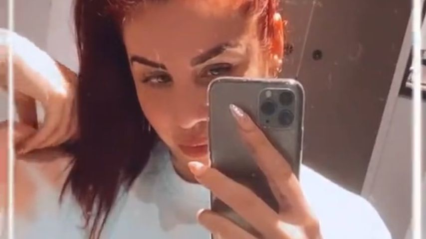 Kate Merlan in einem Hotelzimmer mit verdächtigem Einbauschrank
