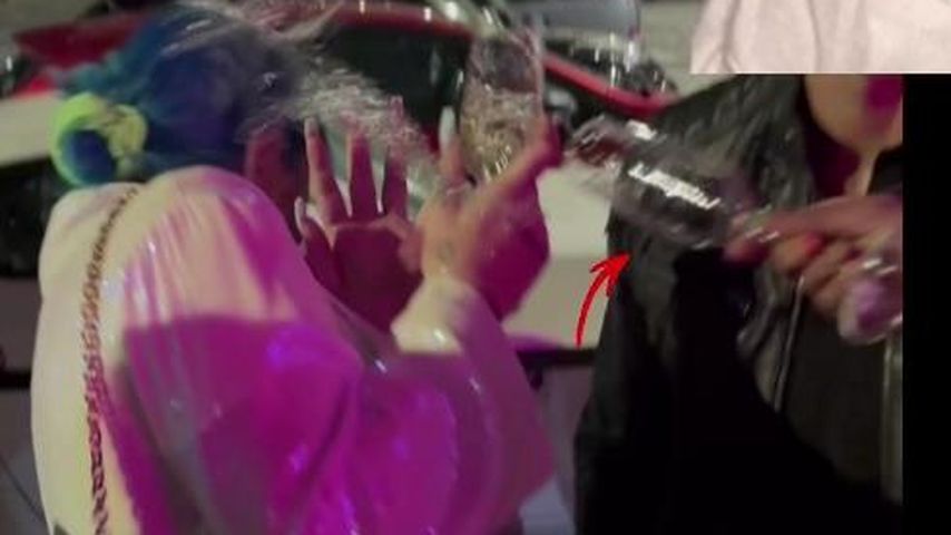 Kate Merlan wird mit Sekt überschüttet