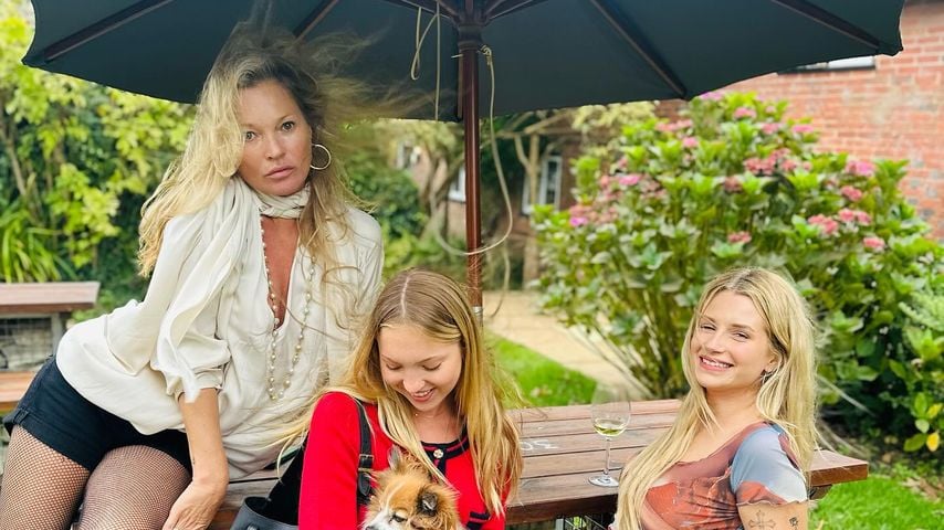 Kate Moss und ihre Tochter Lila mit Lottie Moss im September 2024