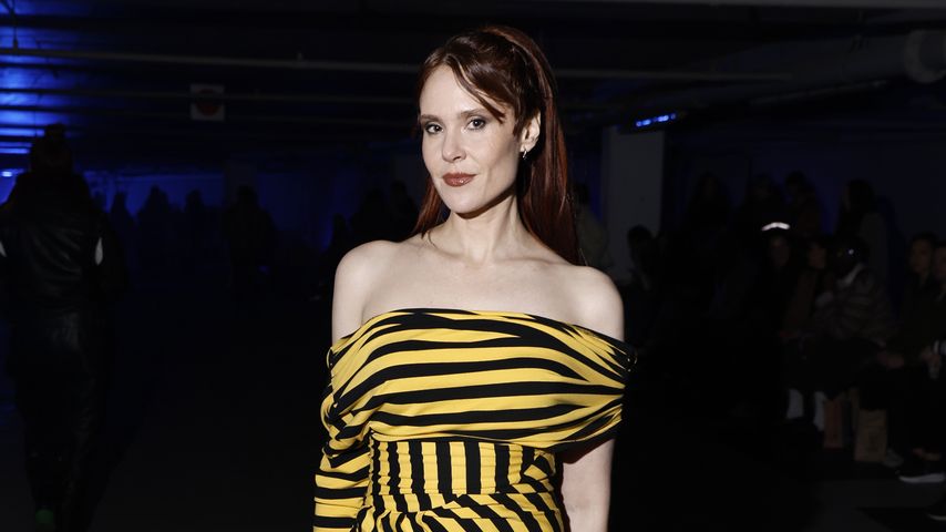 Kate Nash strahlt in gestreiftem Look auf der Fashion Week