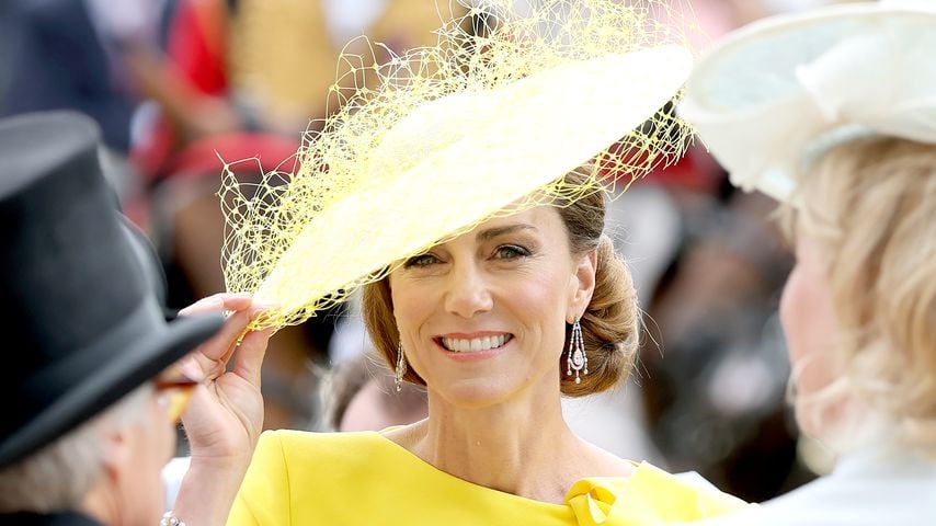 Drei Events, dreimal Wind: Kate und ihr Kampf mit Hüten
