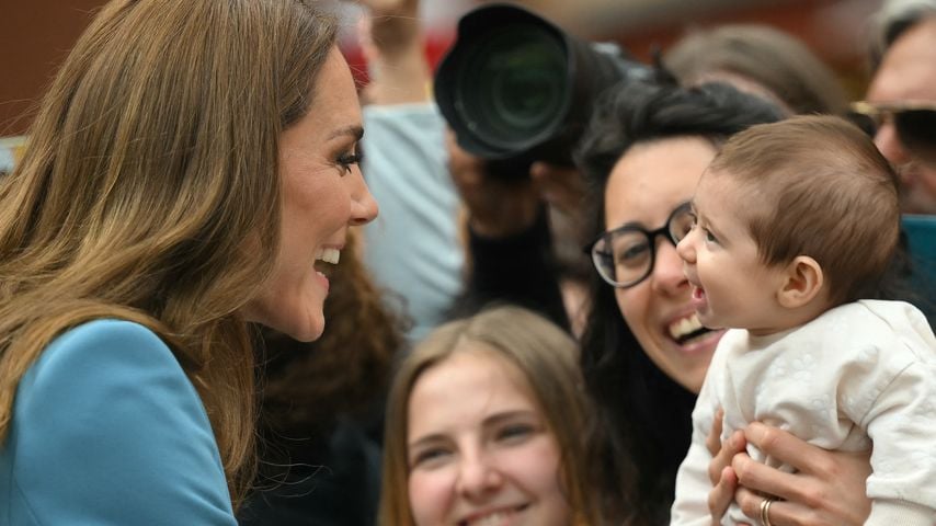 Kate, Prinzessin von Wales, begrüßt Menschen vor dem Rathaus von Reggio Emilia während ihres zweitägigen Italienbesuchs