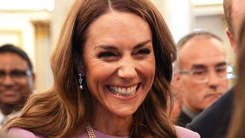 Kate tröstet einen Polizisten bei Empfang zum 100. der Queen