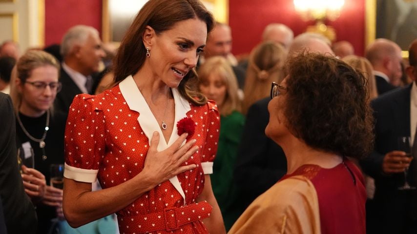 Kate, Prinzessin von Wales, im Gespräch bei einem Empfang von Cancer Research UK zum 125-jährigen Jubiläum im St James’s Palace