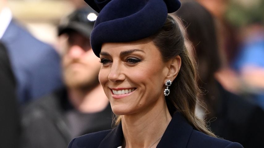 Kate, Prinzessin von Wales trägt ein dunkelblaues Outfit mit Hut und Mohnblume bei den Anzac-Day-Gedenkfeiern am Cenotaph in London