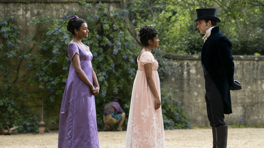 Kate Sharma (Simone Ashley), Edwina Sharma (Charithra Chandran) und Anthony Bridgerton (Jonathan Bai