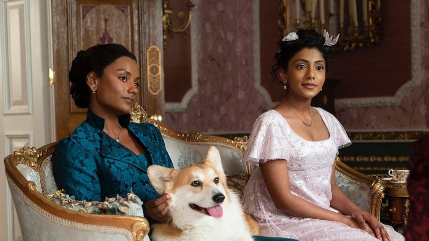 Kate Sharma (Simone Ashley) und Edwina Sharma (Charithra Chandran) in "Bridgerton"