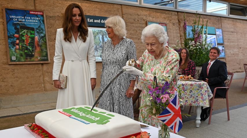 Den Kuchen mit Säbel angeschnitten: Queen-Video geht viral