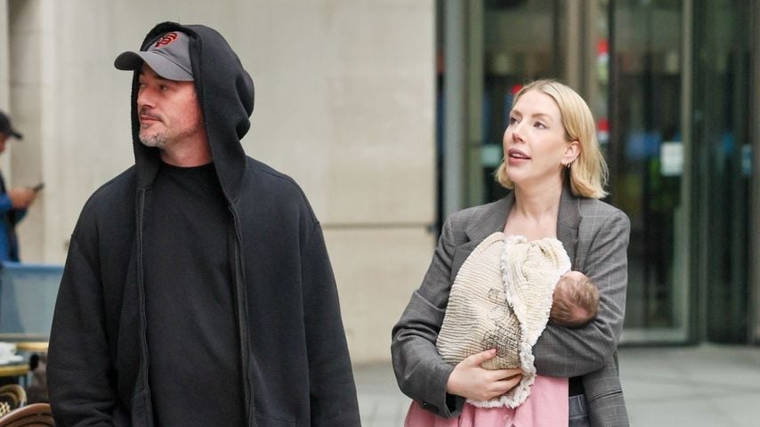 Katherine Ryan strahlt bei Familientag mit Neugeborenem