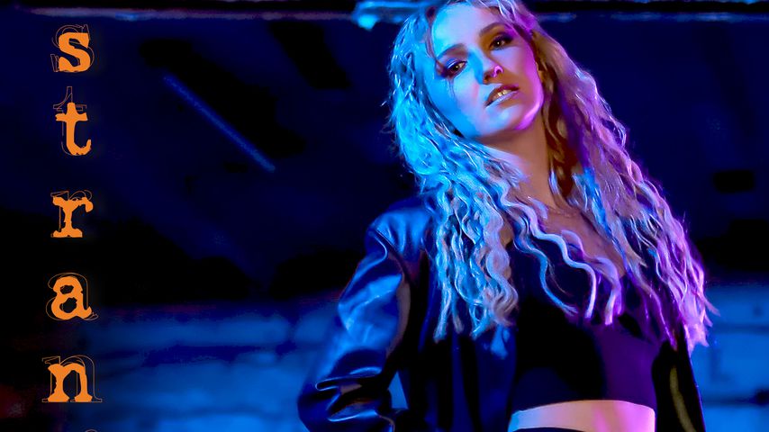 Kathi Husniks Single-Cover zum Song "Stranger"