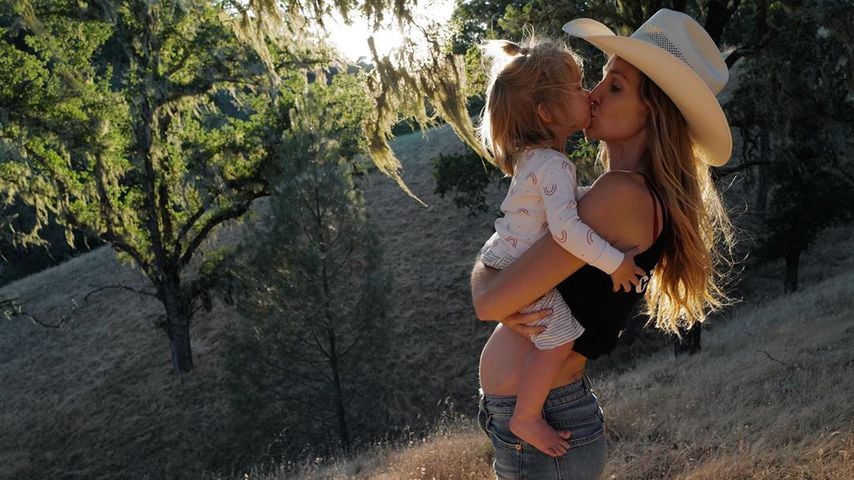 Kathryn Brolin mit ihrer Tochter, Juli 2020