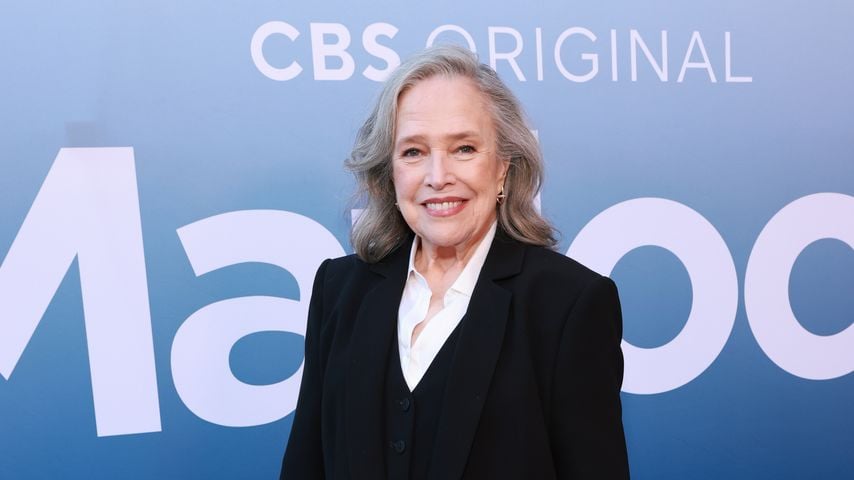 Wow: Kathy Bates zeigt erschlankte Figur in schwarzem Anzug