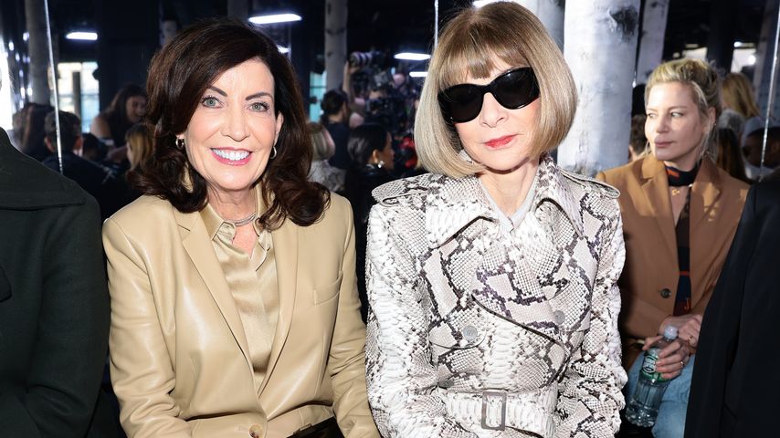 Kathy Hochul und Anna Wintour während der Michael-Kors-Fashion-Show