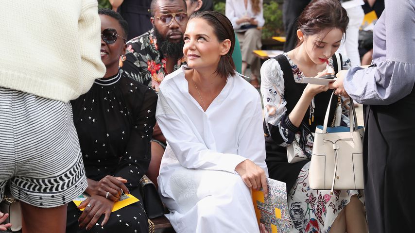 Selbstbräuner-Unfall? Katie Holmes ultrabraun bei Modenschau