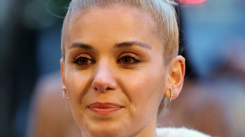 Erkannt? Katie Melua hat auf einmal strahlend blonde Haare