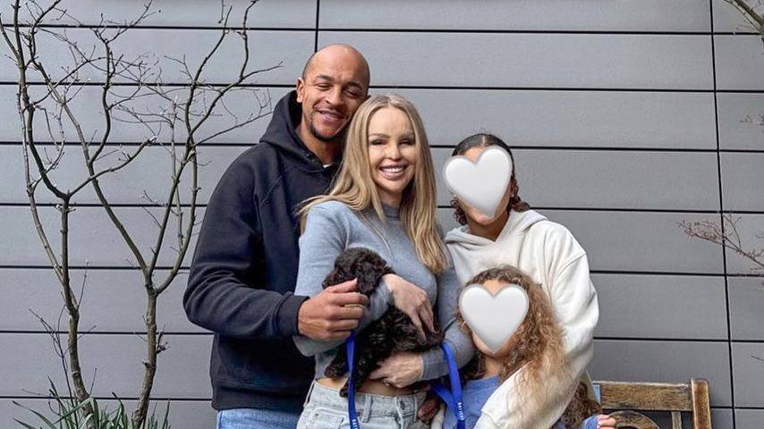 Katie Piper posiert mit ihrer Familie und ihrem adoptierten Hund Sugar