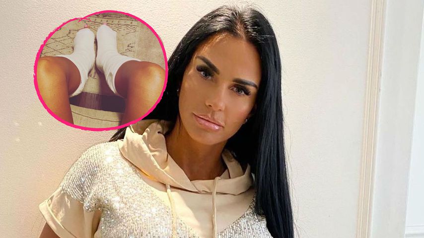 Eingegipste Beine: Katie Price meldet sich nach Unfall