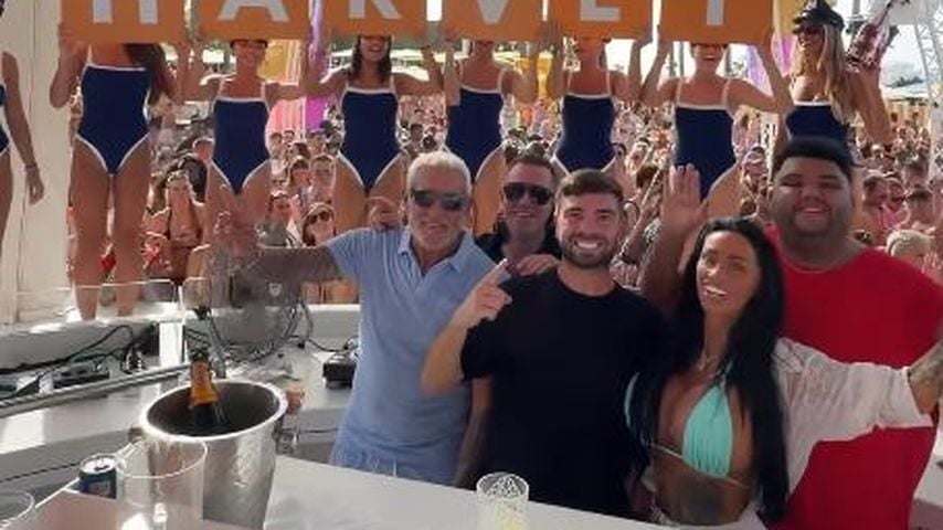 Katie Price mit ihrem Sohn Harvey auf Ibiza