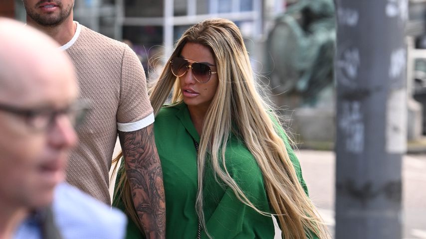 Im grasgrünen Jogger: So spazierte Katie Price ins Gericht