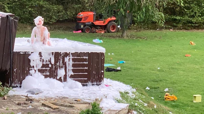 Katie Price' Sohn Jett Riviera Hayler und Tochter Bunny Hayler im Whirlpool, September 2019