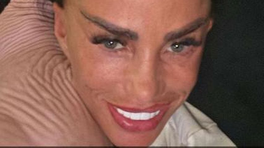 Katie Price zieht nach Facelift-OP selbst Fäden heraus