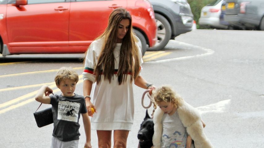 Katie Price mit ihrem Hund und den Kindern Bunny und Jett, November 2019