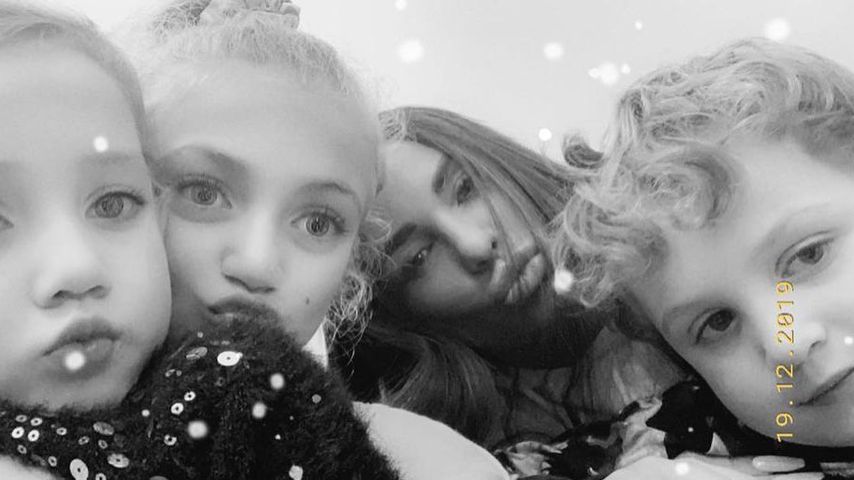 Katie Price mit ihren beiden Töchtern Princess und Bunny und Söhnchen Jett, Dezember 2019