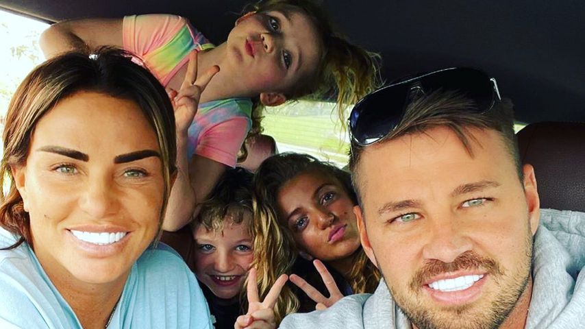 Katie Price mit Carl Woods und ihren Kindern Bunny, Princess und Jett