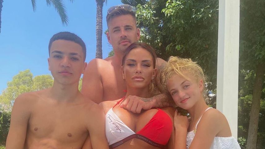 Katie Price mit ihrem Freund Carl Woods und ihren Kindern Junior und Princess im Urlaub 2020