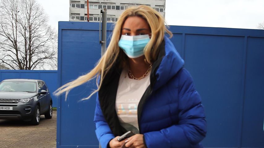 Katie Price vorm Amtsgericht in Crawley