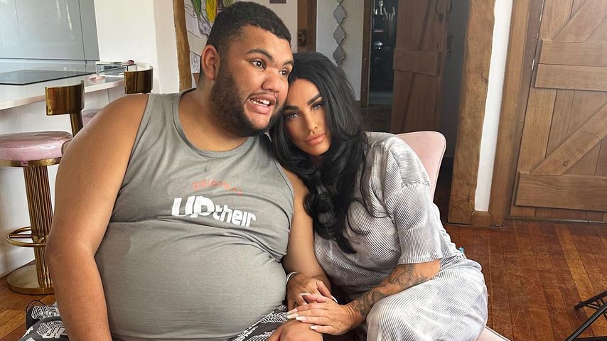 Katie Price mit ihrem Sohn Harvey im Juni 2023