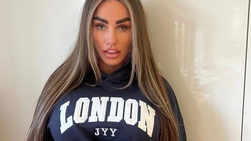 Katie Price mit ihrem Verlobungsring im Januar 2023