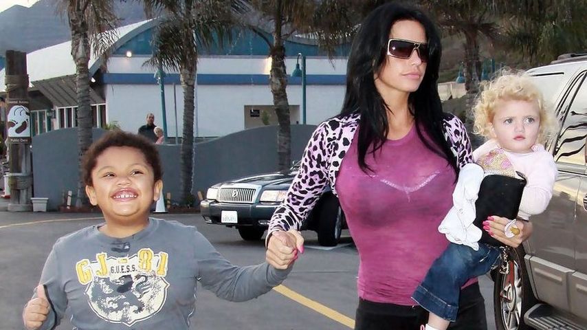 Katie Price mit ihren Kindern Harvey und Princess, 2009