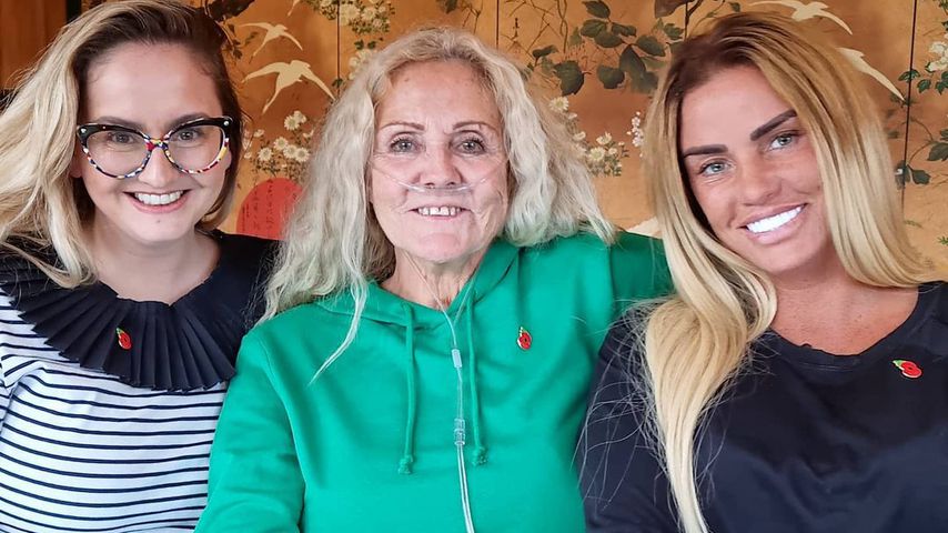 Katie Price mit ihrer Mutter Amy und ihrer Schwester Sophie, November 2021